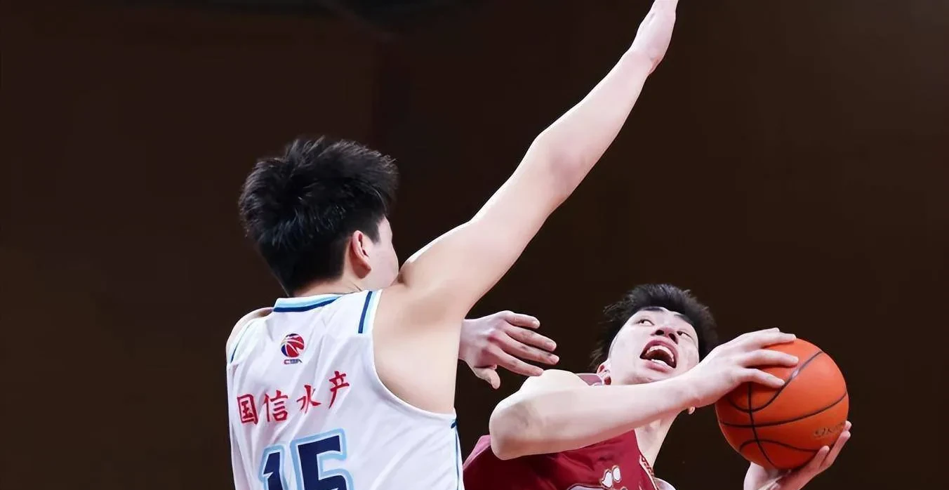 包含雪域雄鲨队惊险晋级三湘山猫队，游泳邀请赛上演关键失误成转折！防线高度稳定的词条