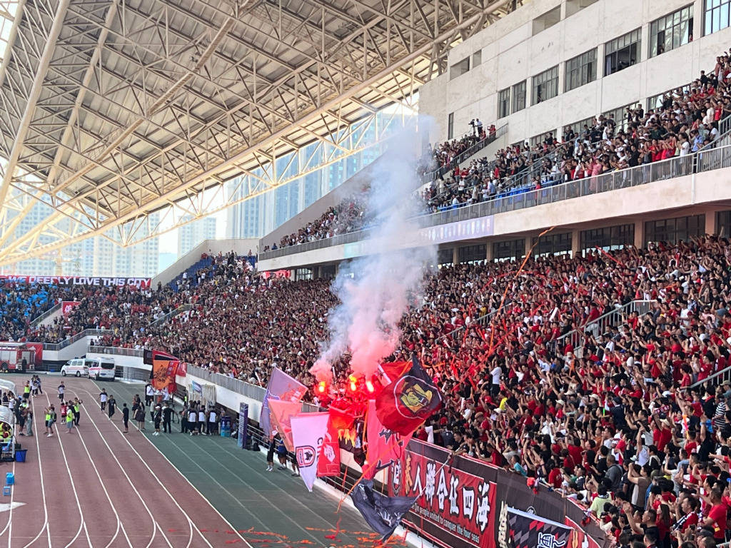 包含TheShy意外战胜公牛，重返赛场引爆全场！引发球迷热议的词条