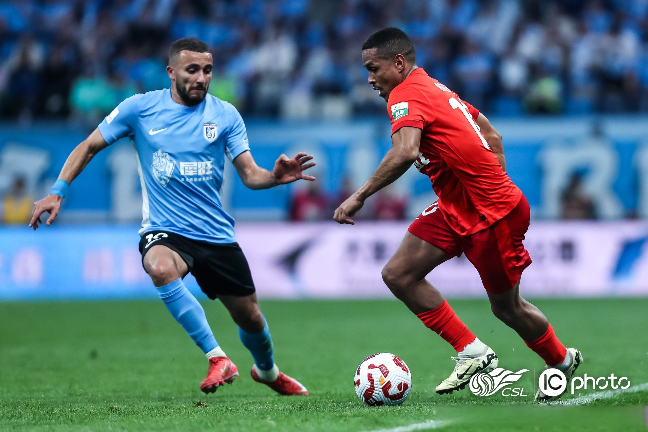 窗口期德国杯传出新动向；广州队绝杀压哨；管理层表态：质疑声仍在；更衣室氛围转暖的简单介绍